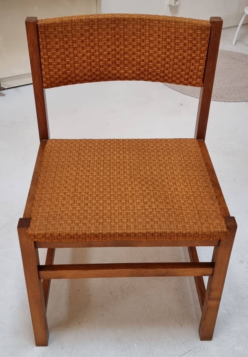 Quatre chaises du milieu du siècle