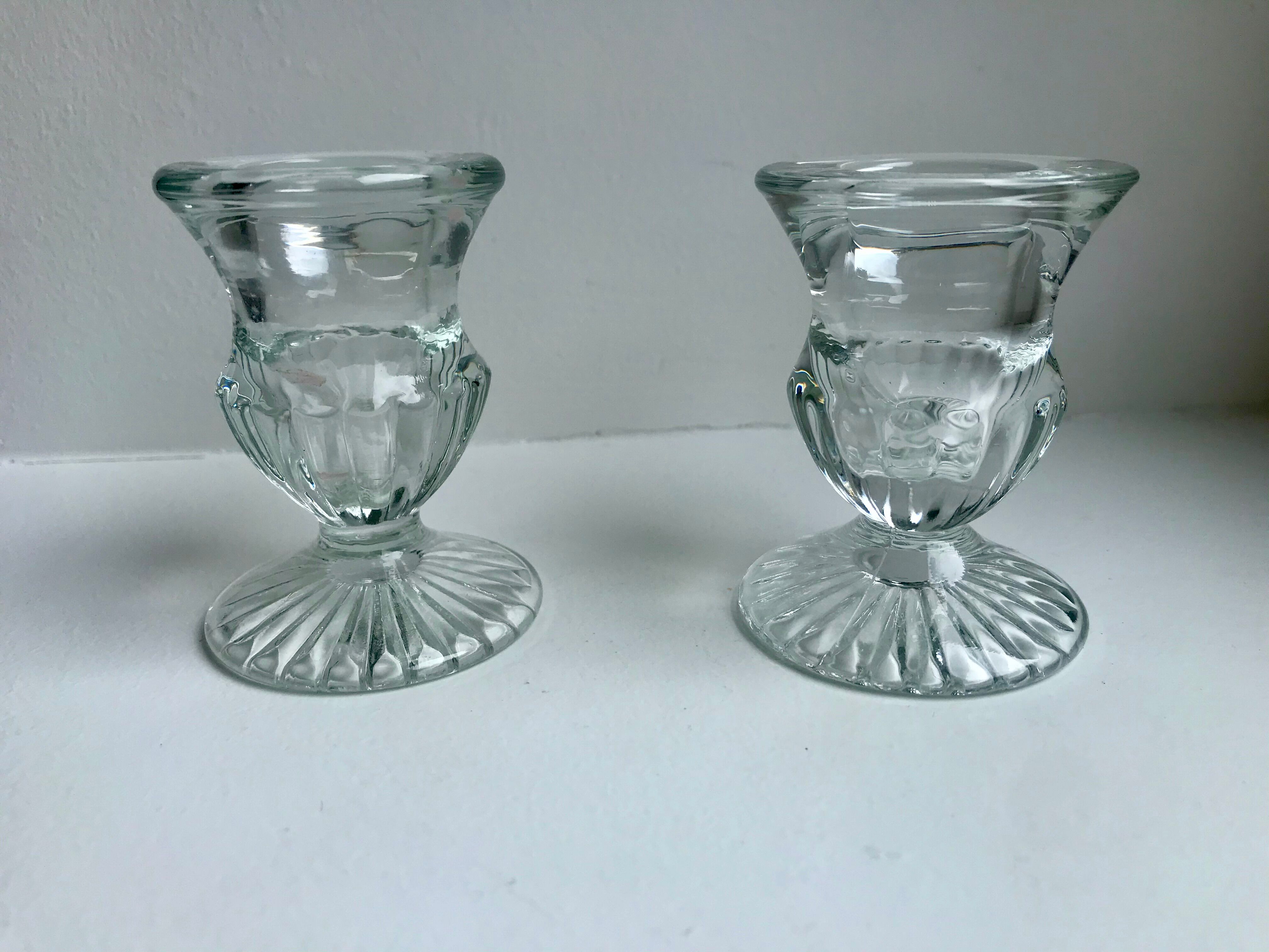 Paire de bougeoirs en verre moulé années 50-60