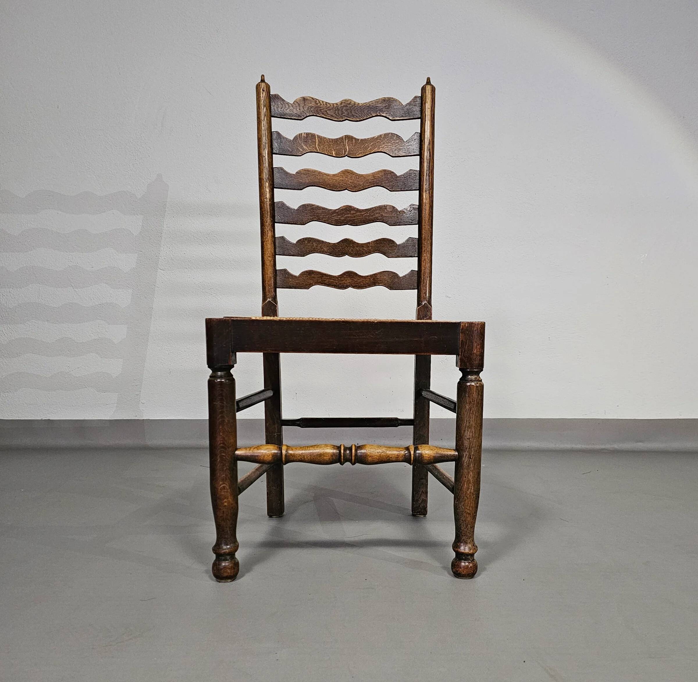 Ensemble de 4 chaises de salle à manger en chêne, rustiques, de ferme, à dossier en échelle avec sièges en jonc, années 1960