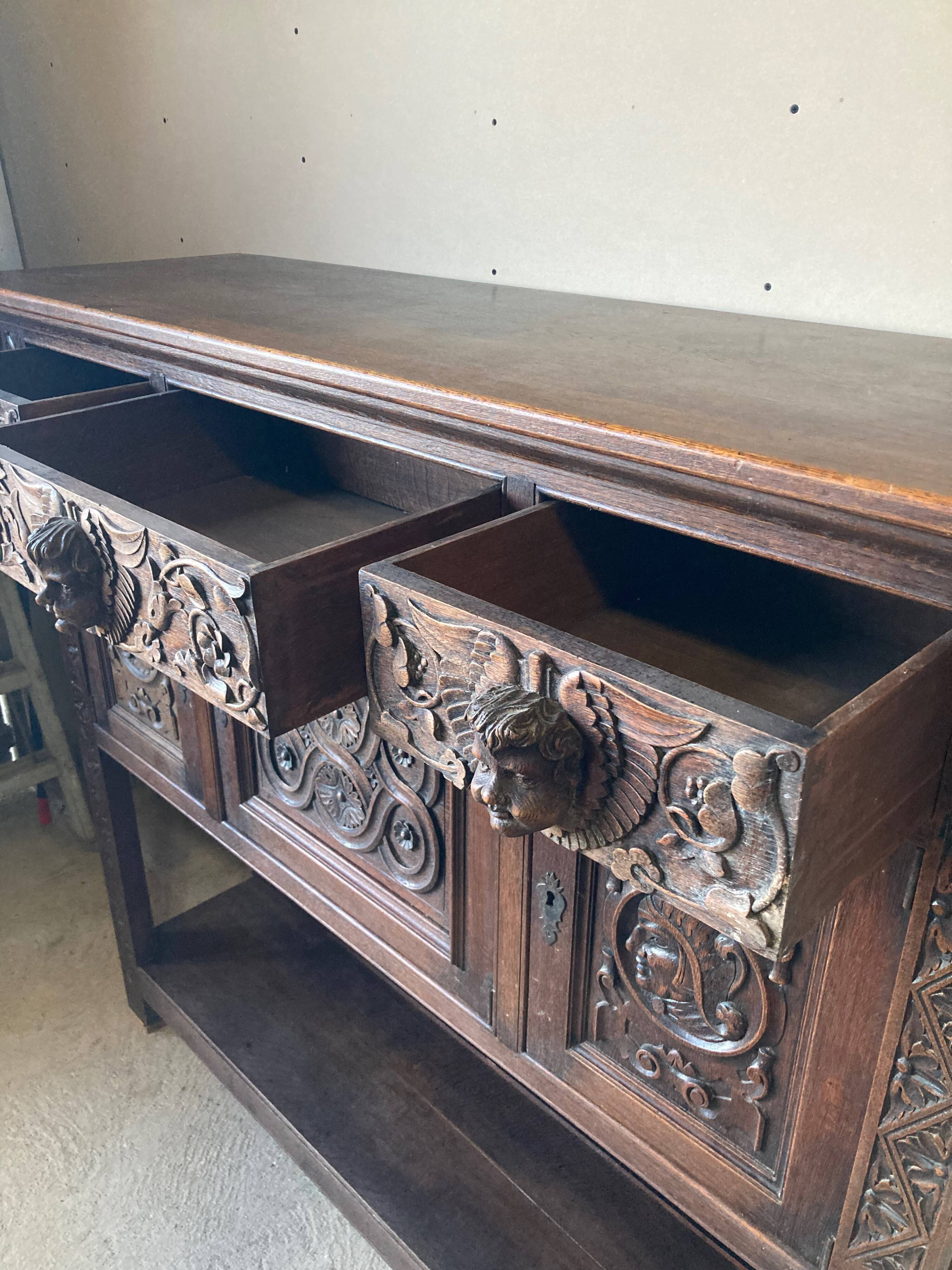 Buffet vaisselier néo-gothique