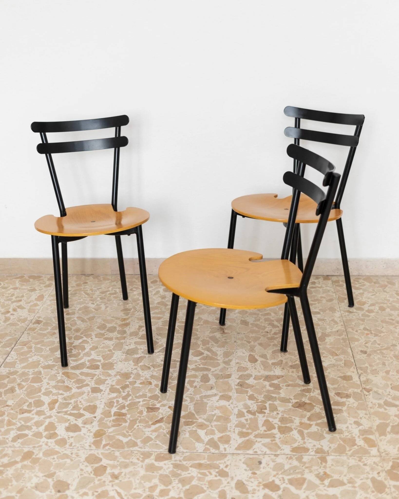 Set of 3 Italian mid-century chairs in black steel frame and natural wood seats - stackable, 1970s