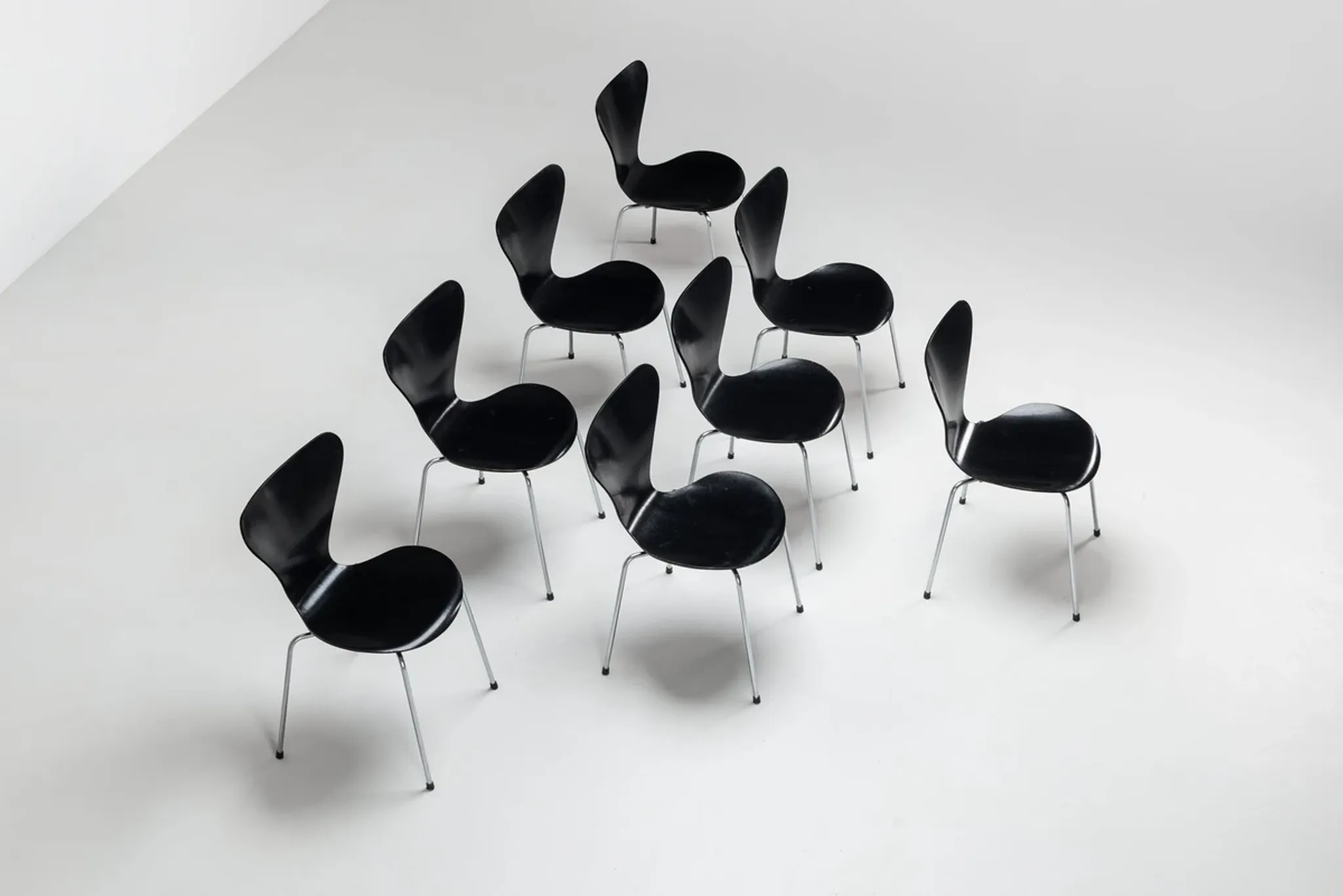 Arne Jacobsen set of eight 3107 Butterfly dining chairs Fritz Hansen Denmark 1967