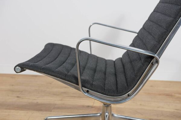 Fauteuil EA124 par Charles et Ray Eames pour Herman Miller, États-Unis, années 1980.