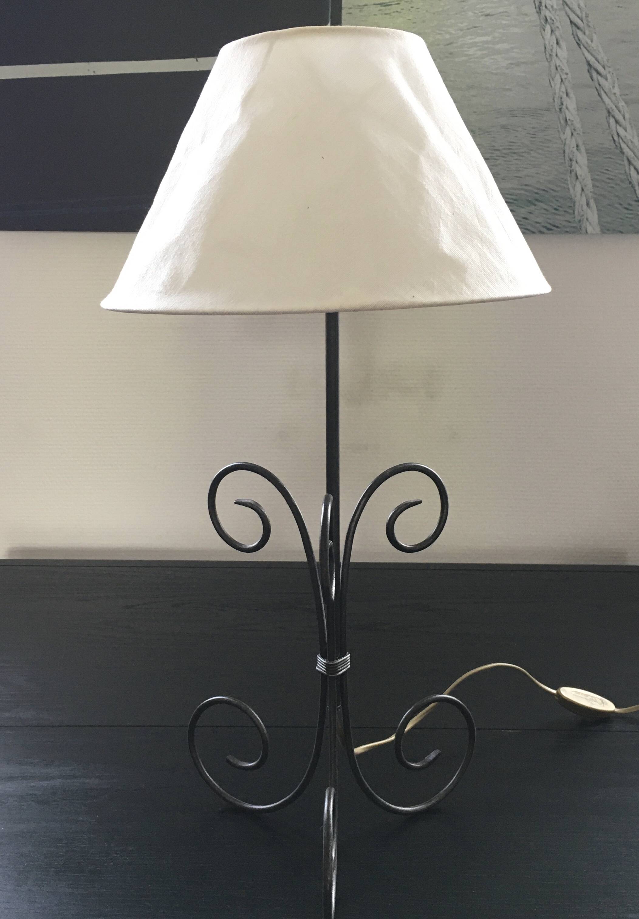 Tripod spiral lamp