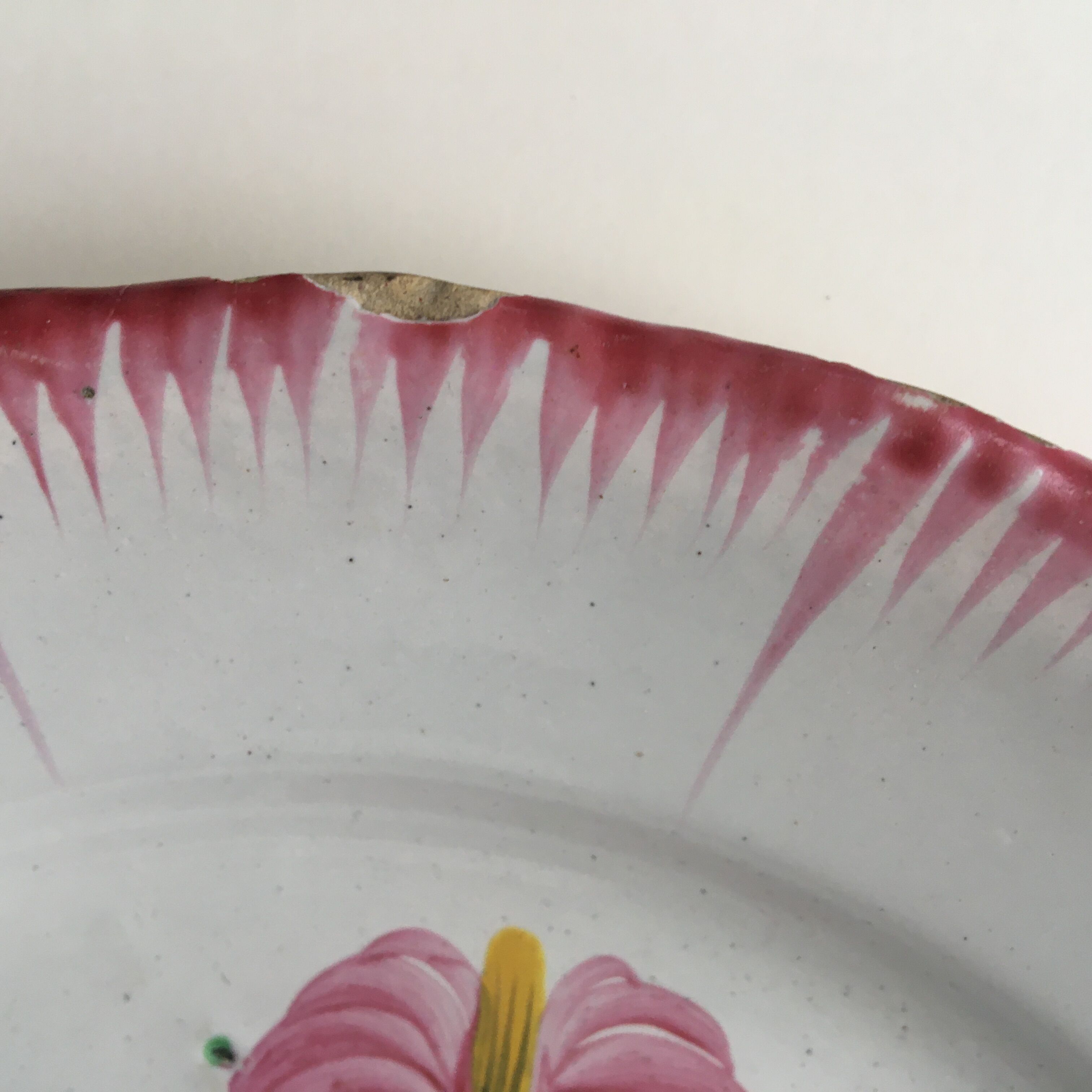 Old-time basket décor faience plate