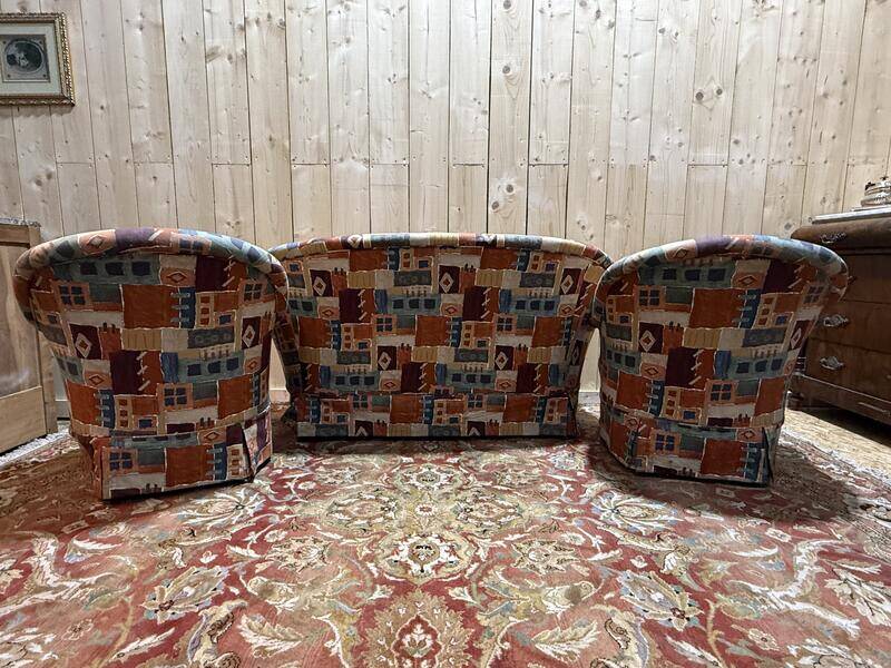 Salon crapaud comprenant un canapé et une paire de fauteuils