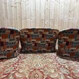 Salon crapaud comprenant un canapé et une paire de fauteuils