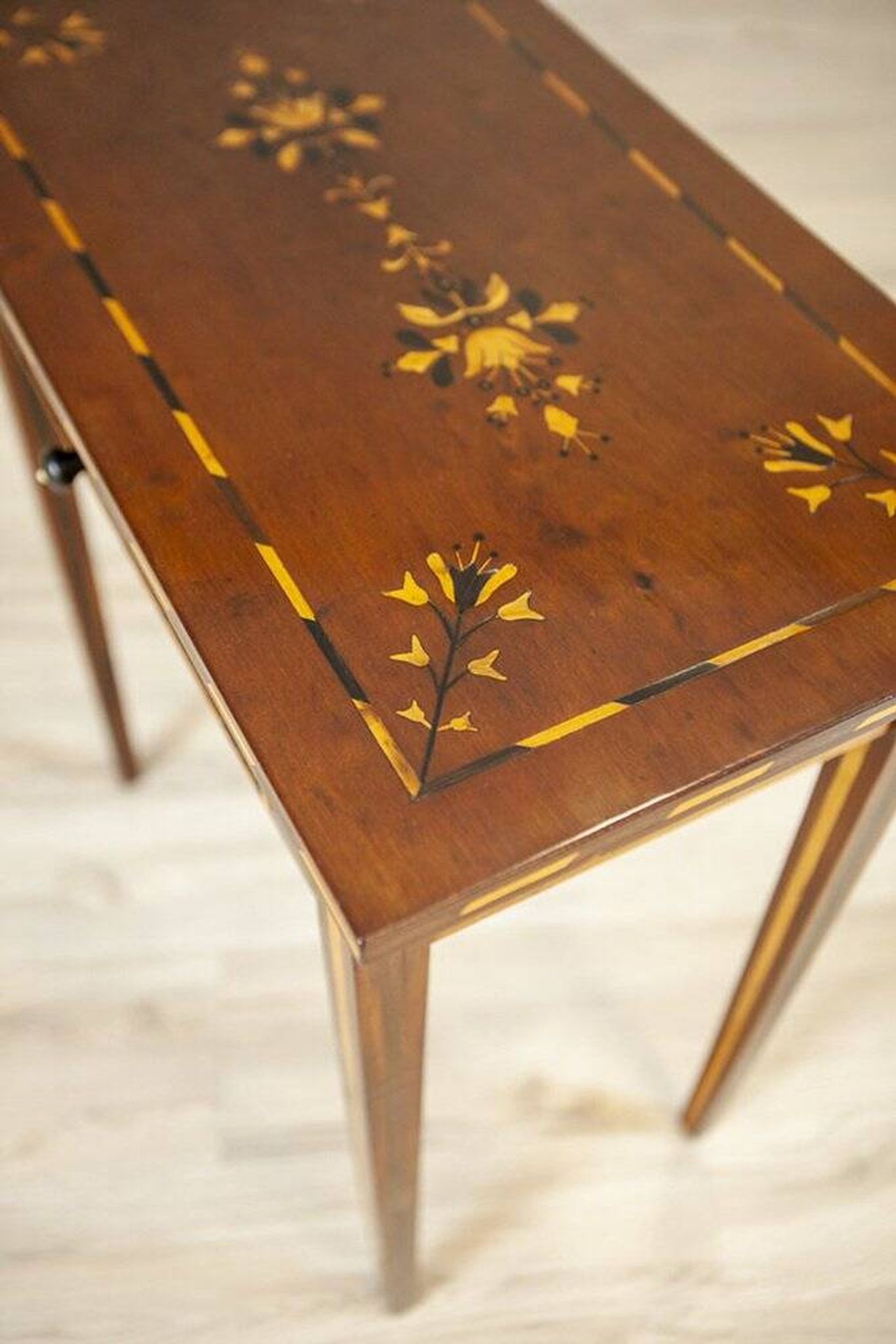 Table d'appoint incrustée du 19ème siècle