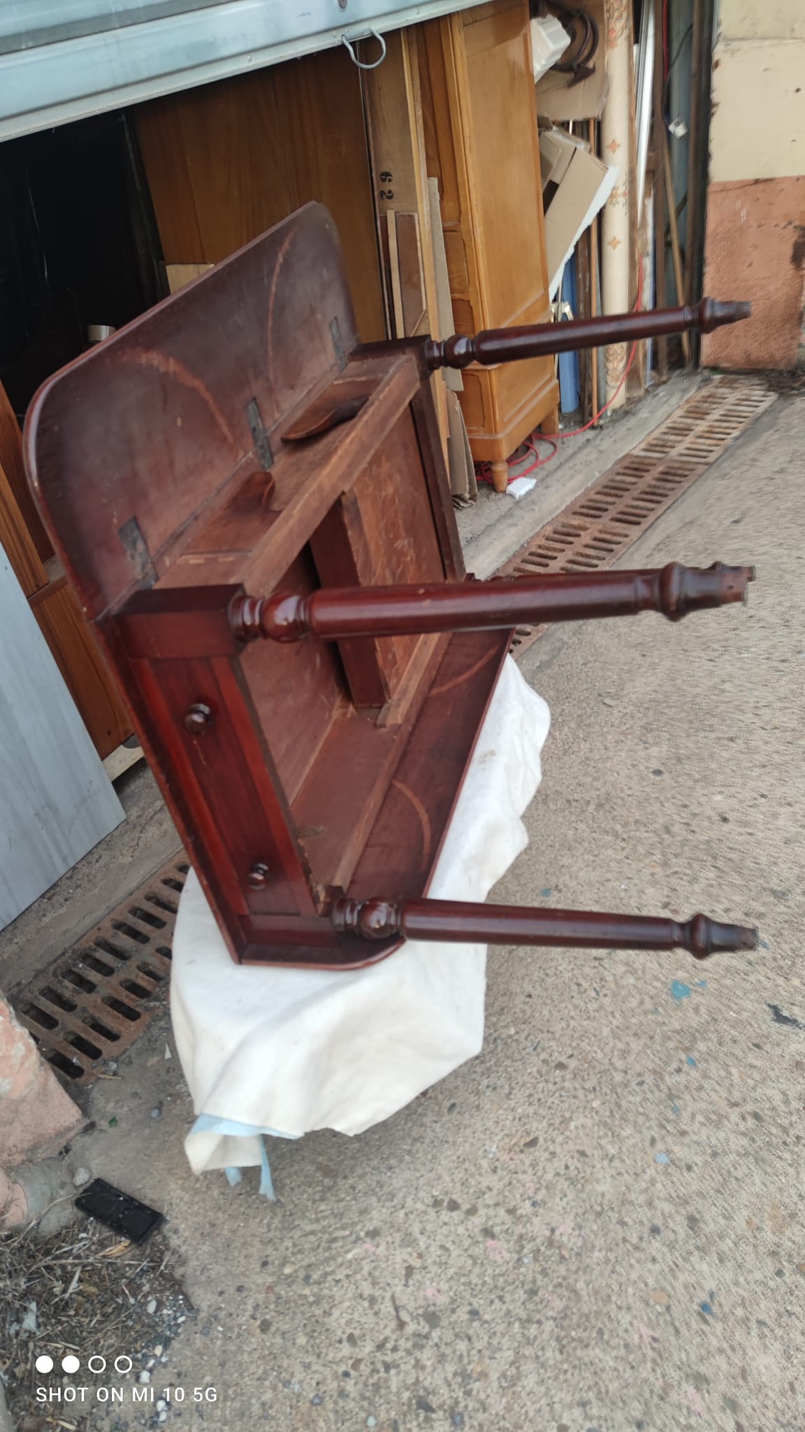 English wing table dating from the mid-19th century