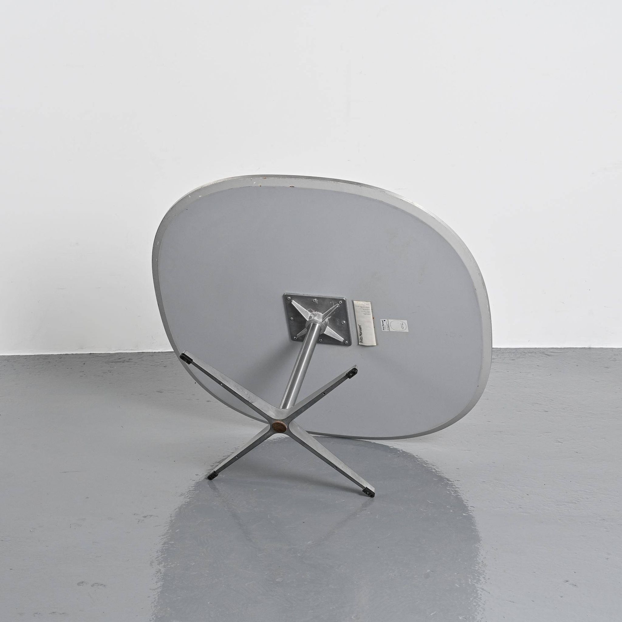 Coffee table by Arne Jacobsen, Fritz Hansen, circa 1970.