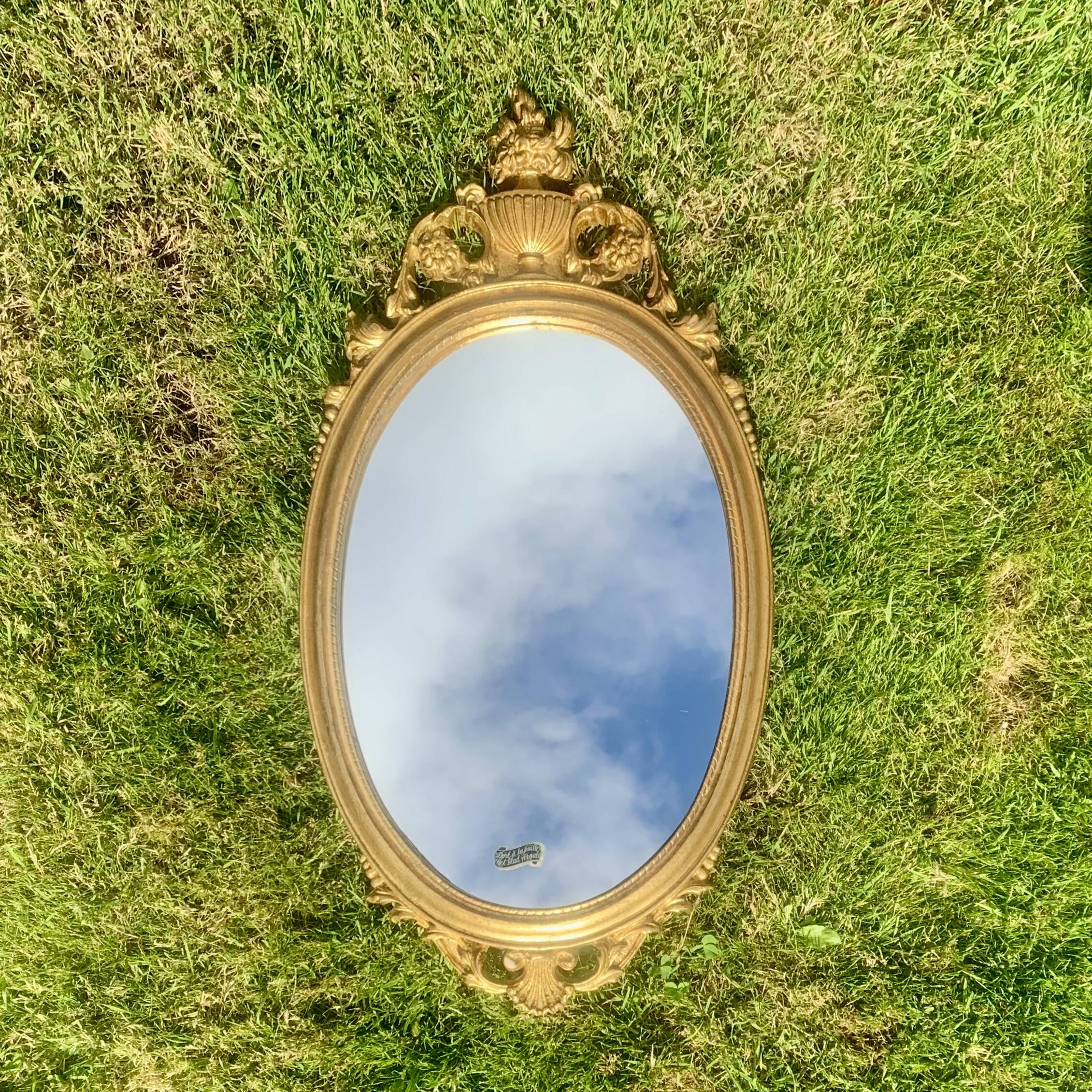 Ancien miroir ovale en résine dorée à la feuille - style baroque - 73 cm