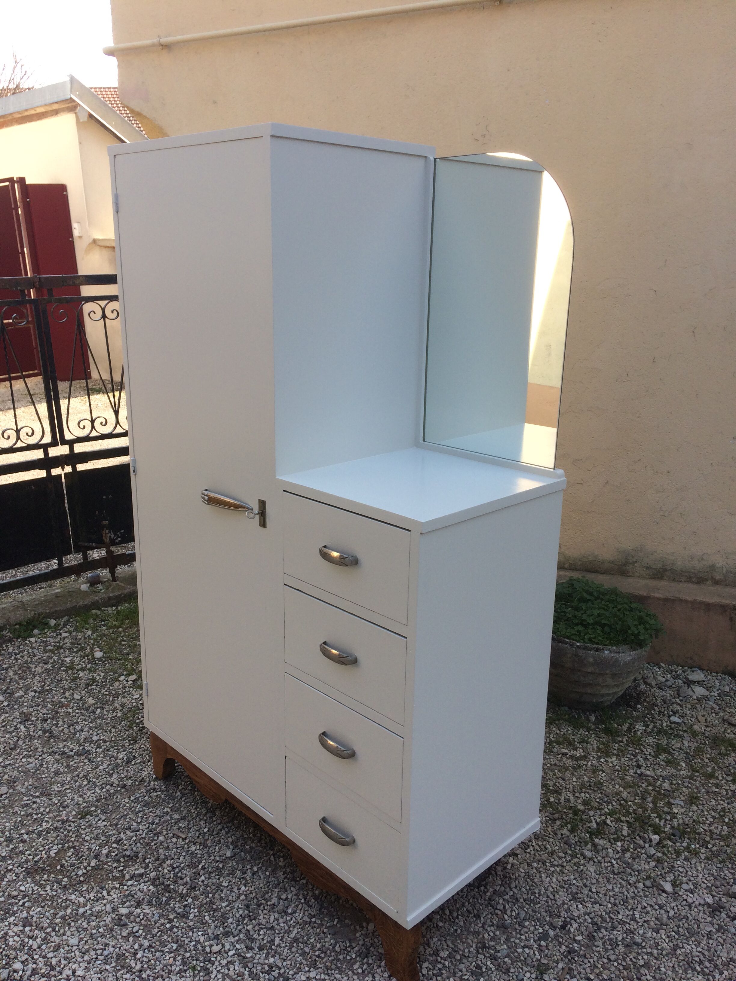 Asymmetrical cabinet