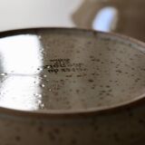 7 assiettes en grès moucheté