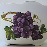 Table table table service decorated with pampres consisting of a drainer and a plate