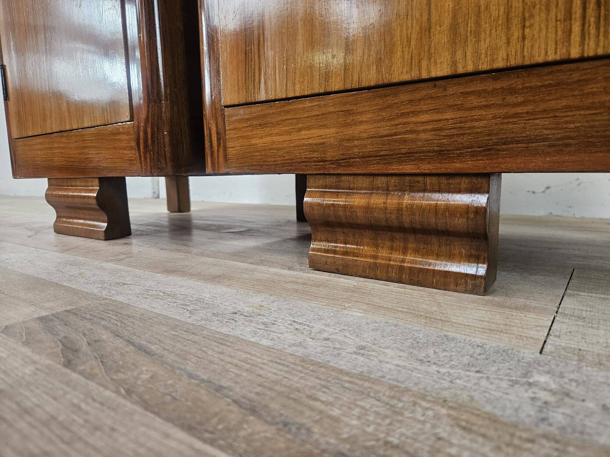 Pair of Art Decò walnut nightstands, 1940