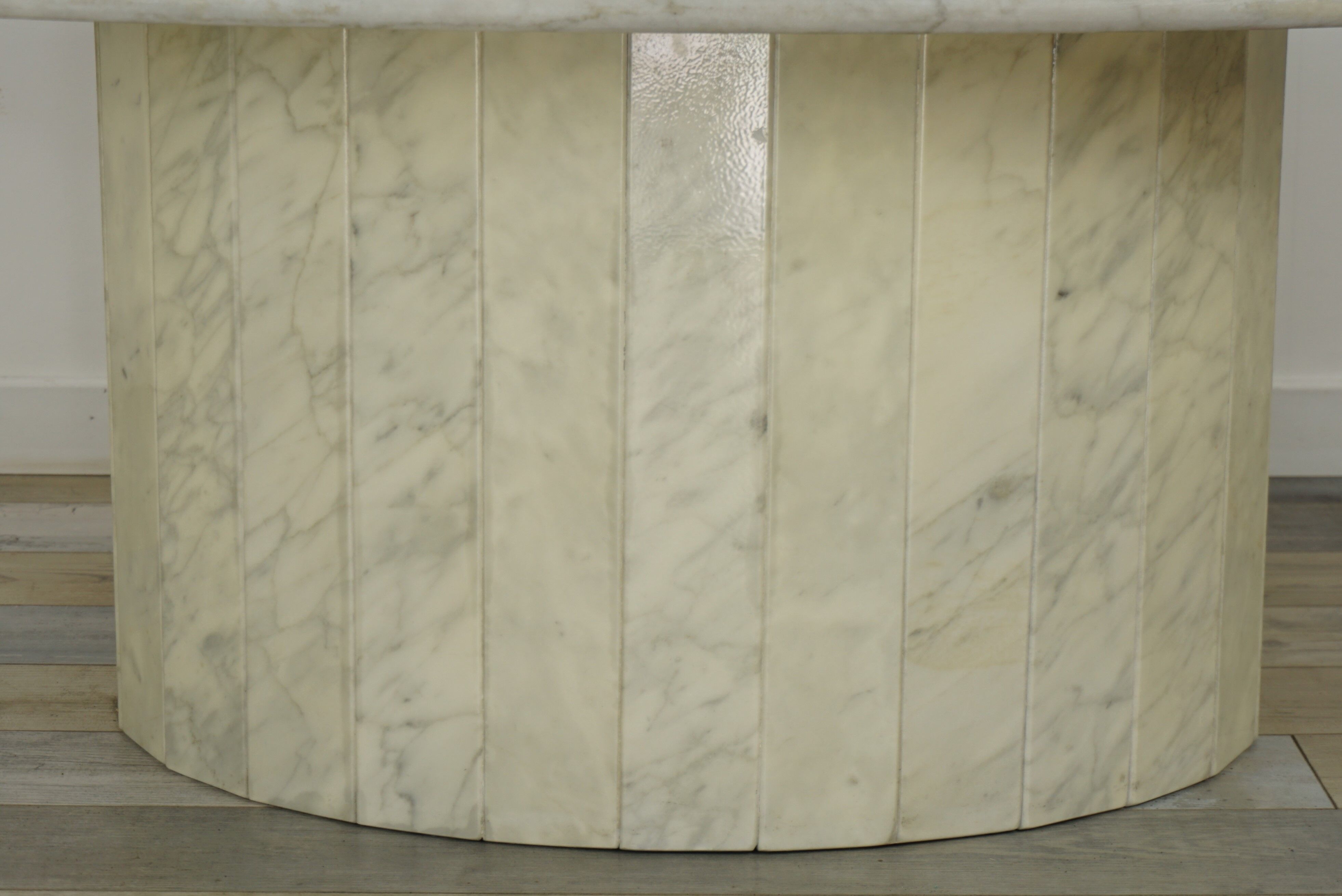 Oval coffee table in Italian-designed marble from the 1970s