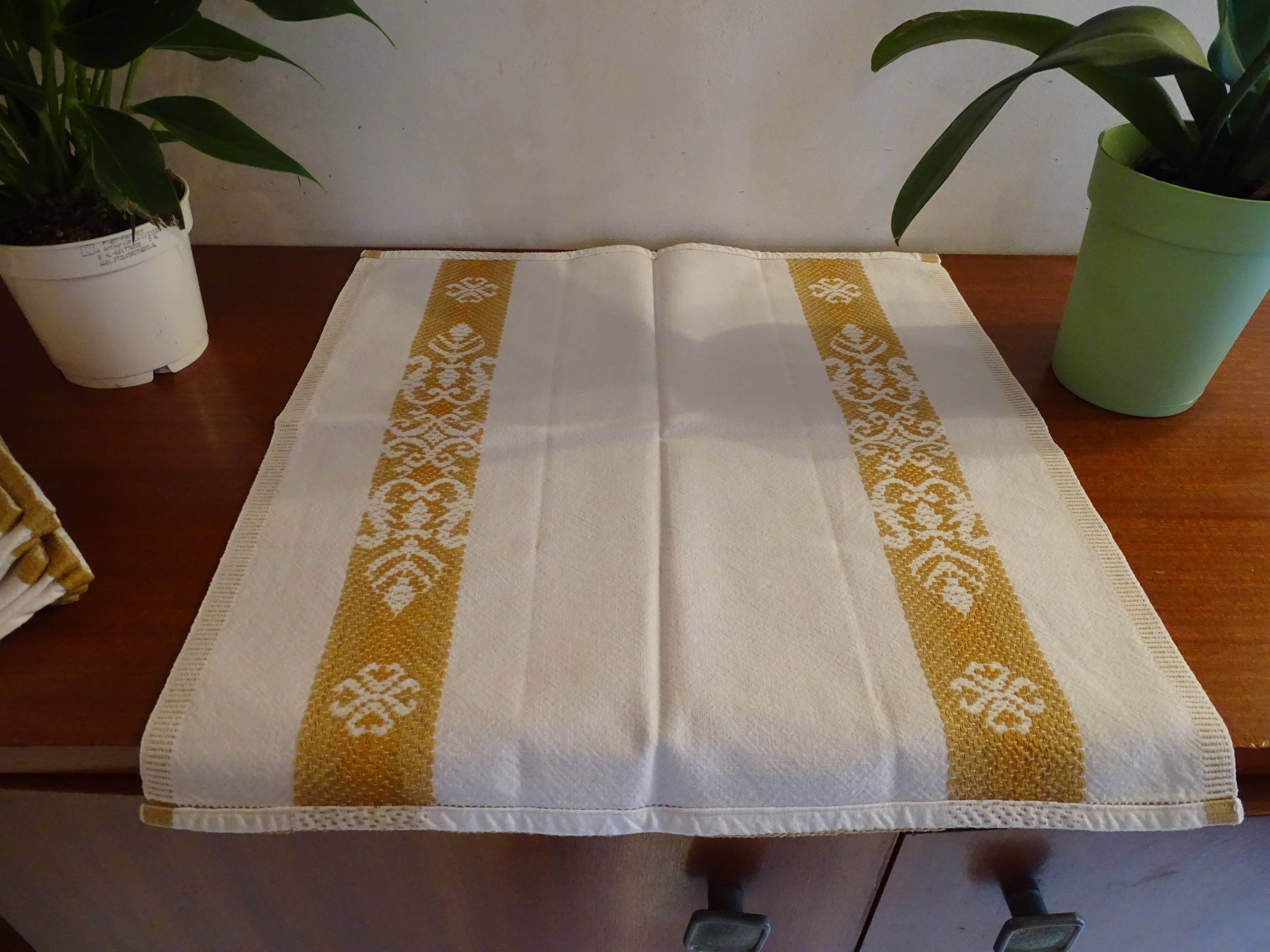 6 serviettes de table brodées blanches et camel 47 x 45