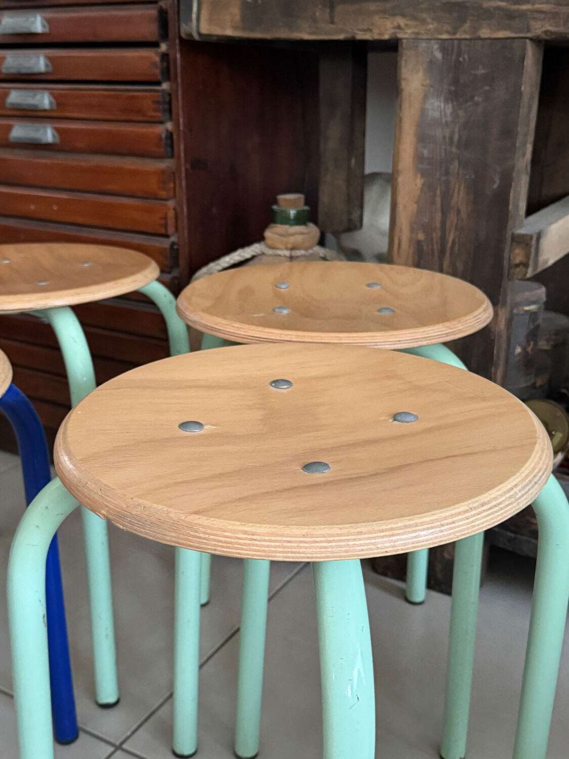 4 tabourets d’école vintage