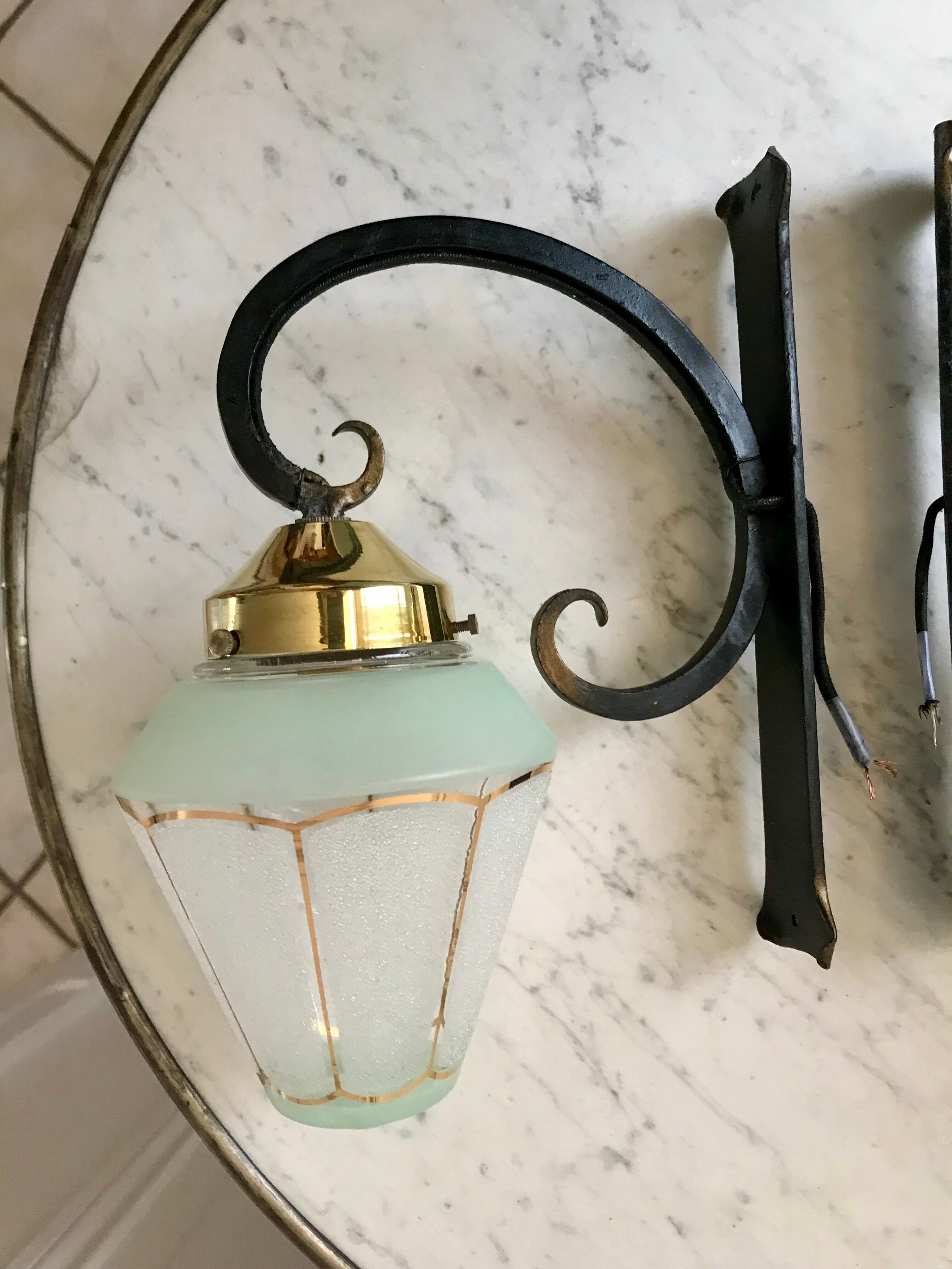 Paire d'appliques en verre granité vert et en fer forgé noir années 50-60