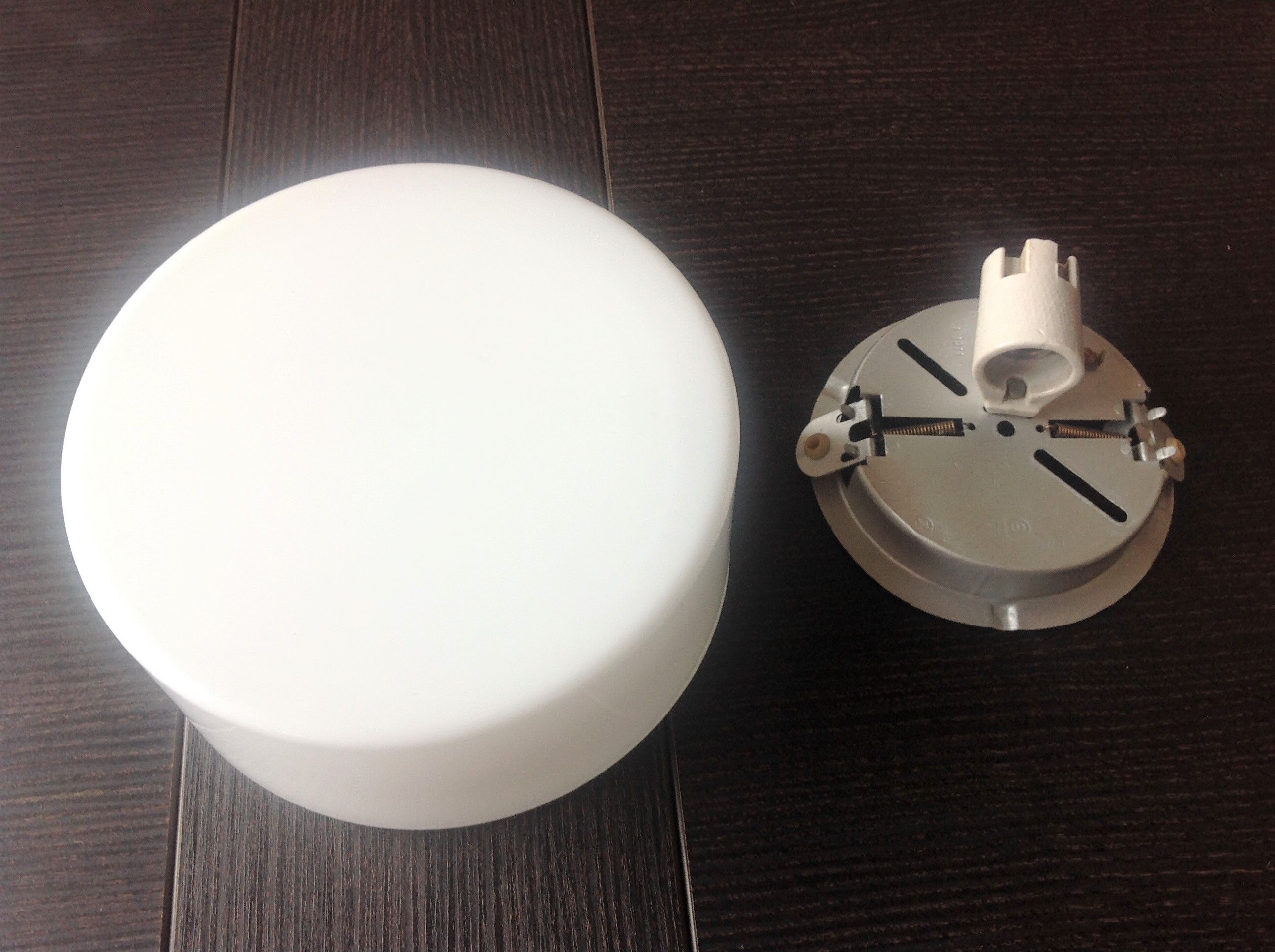 Round ceiling lamp in white opaline / vintage 60s-70s