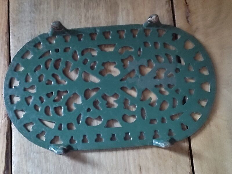 Oval metal green trivety patinated dp 112249