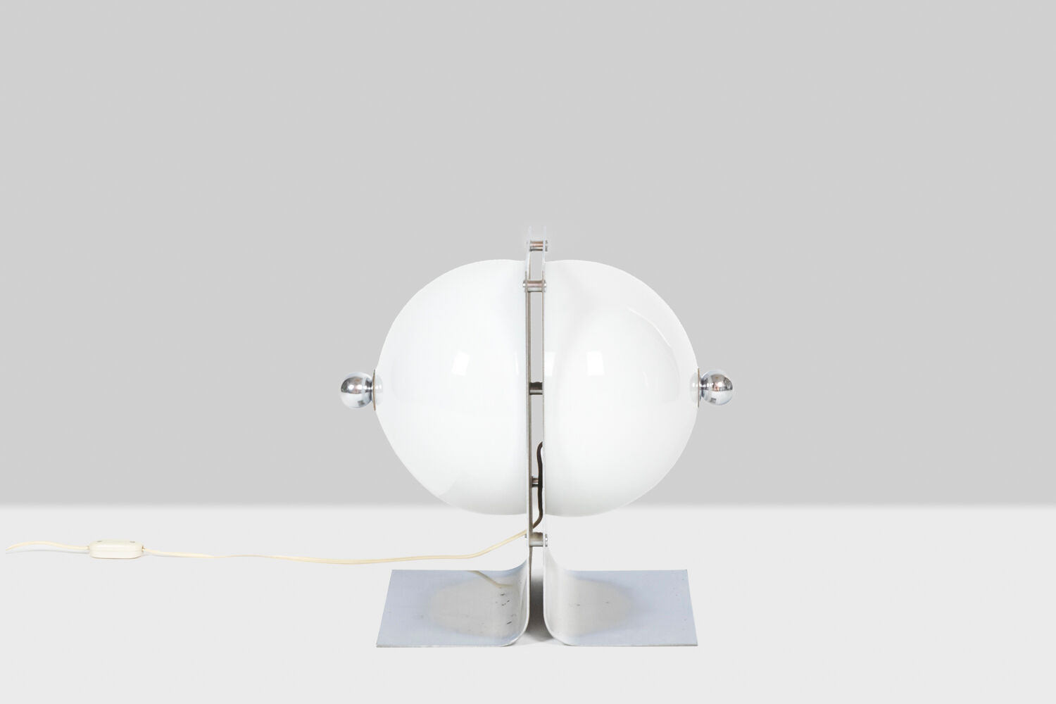 Lampe de table en métal poli et opaline, années 1970