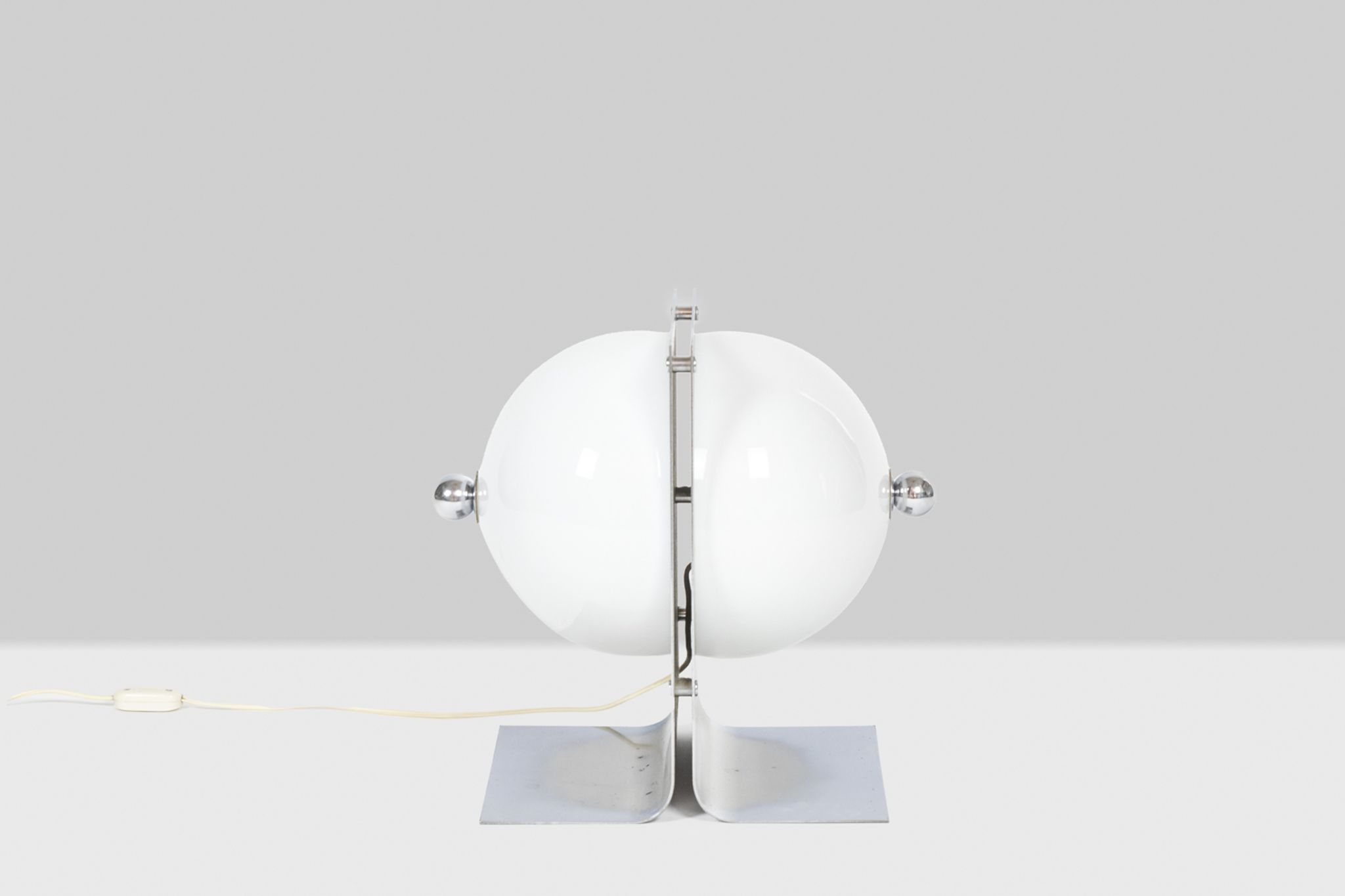 Lampe de table en métal poli et opaline, années 1970