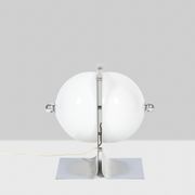 Lampe de table en métal poli et opaline, années 1970