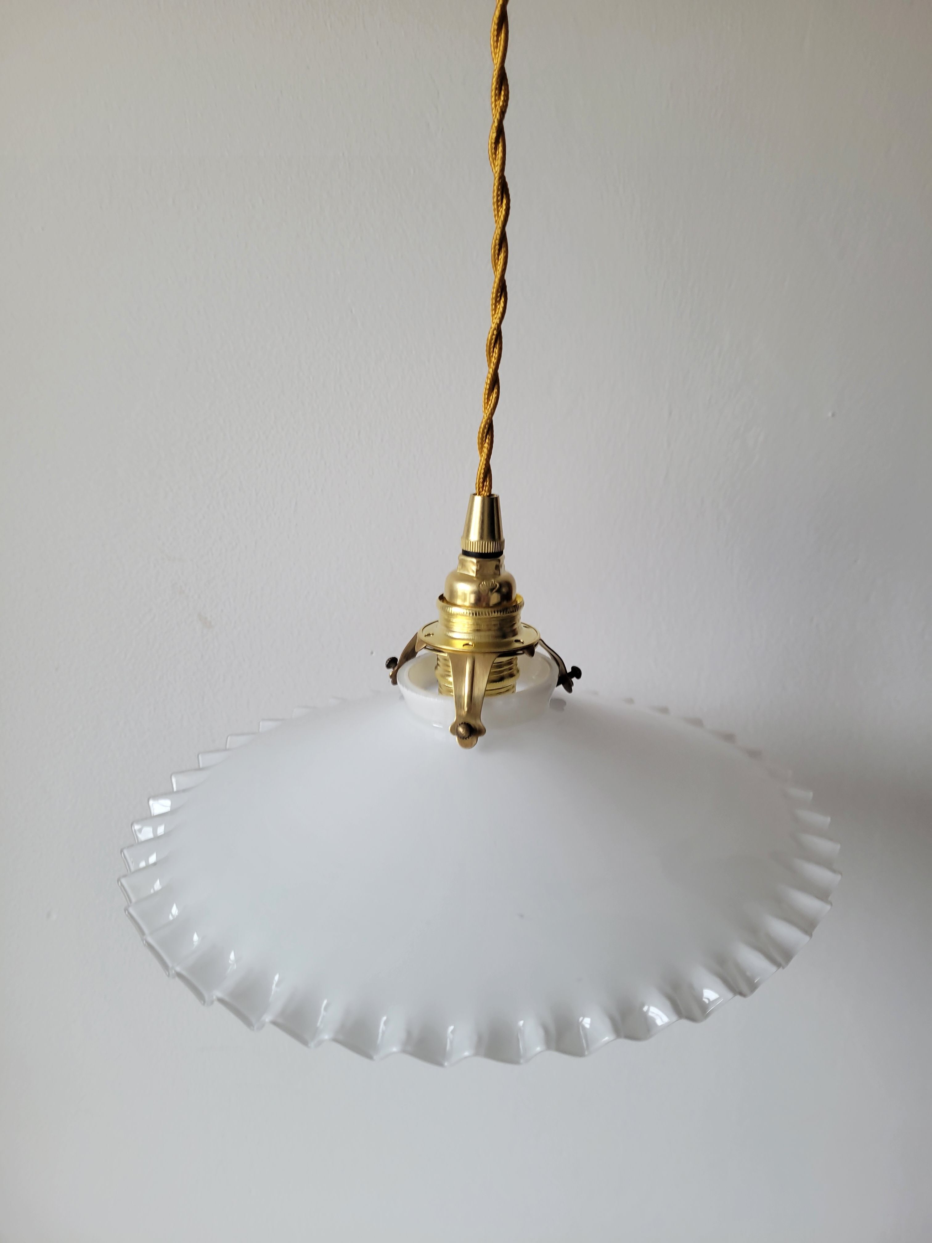 Serrated opaline suspension