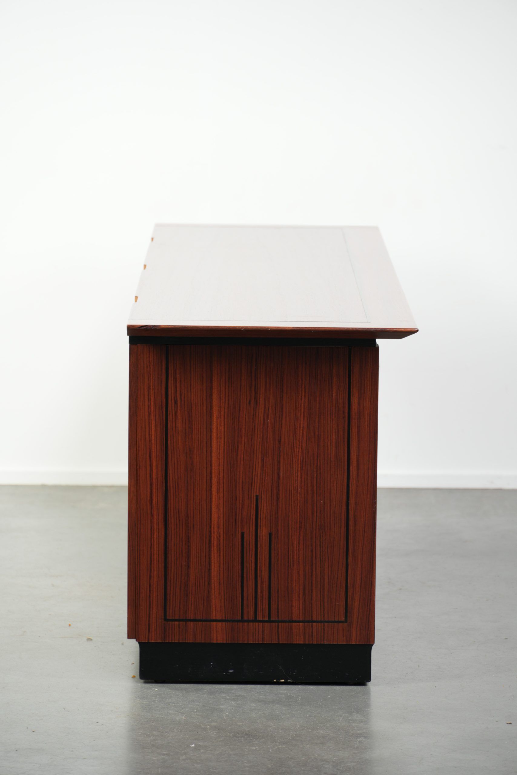 In good condition Art Deco design sideboard/TV cabinet