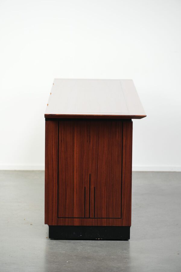 Buffet/vaisselier en bon état au design Art Déco.