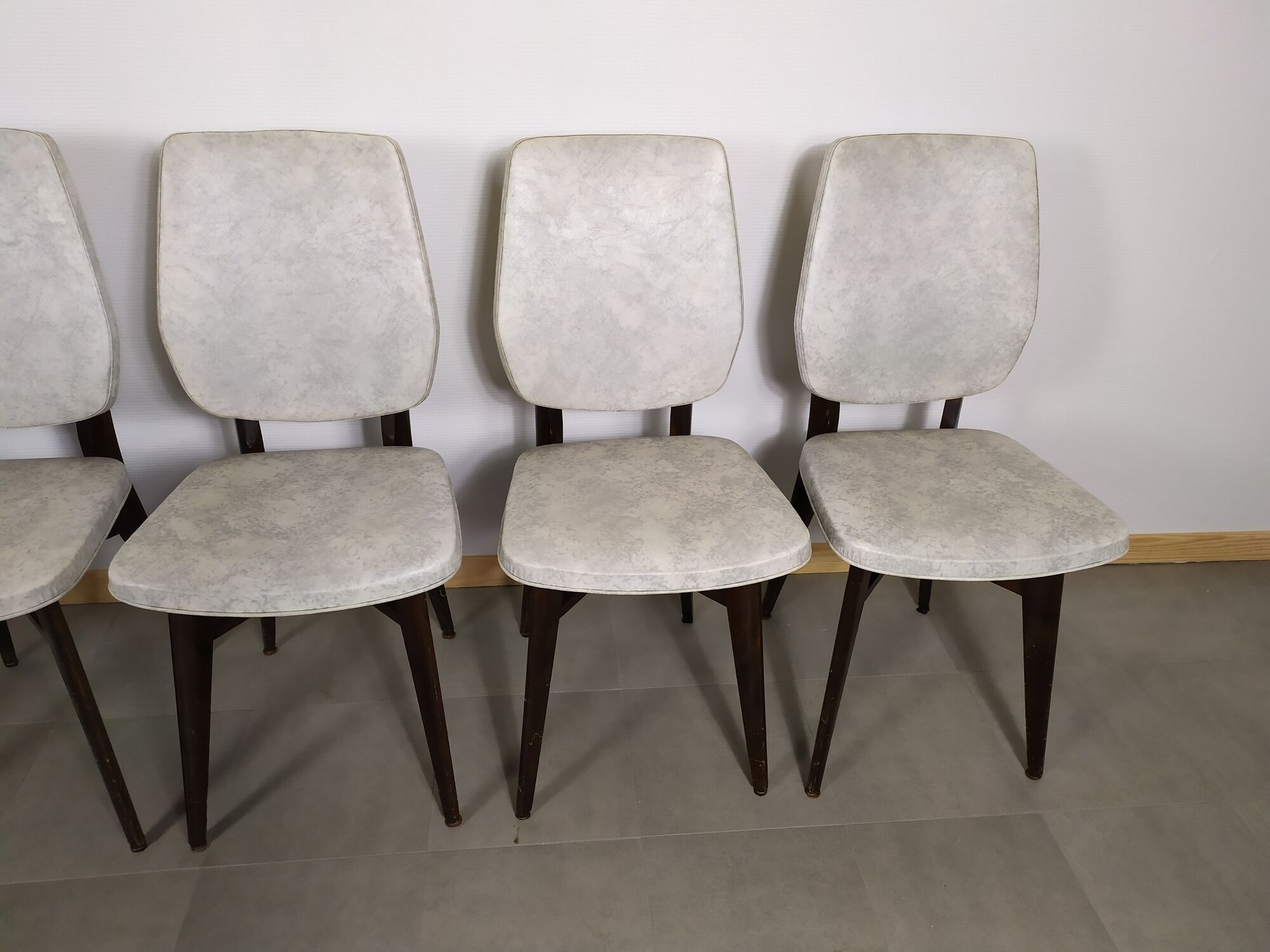 suite of 6 wooden chair and marbled grey white skai