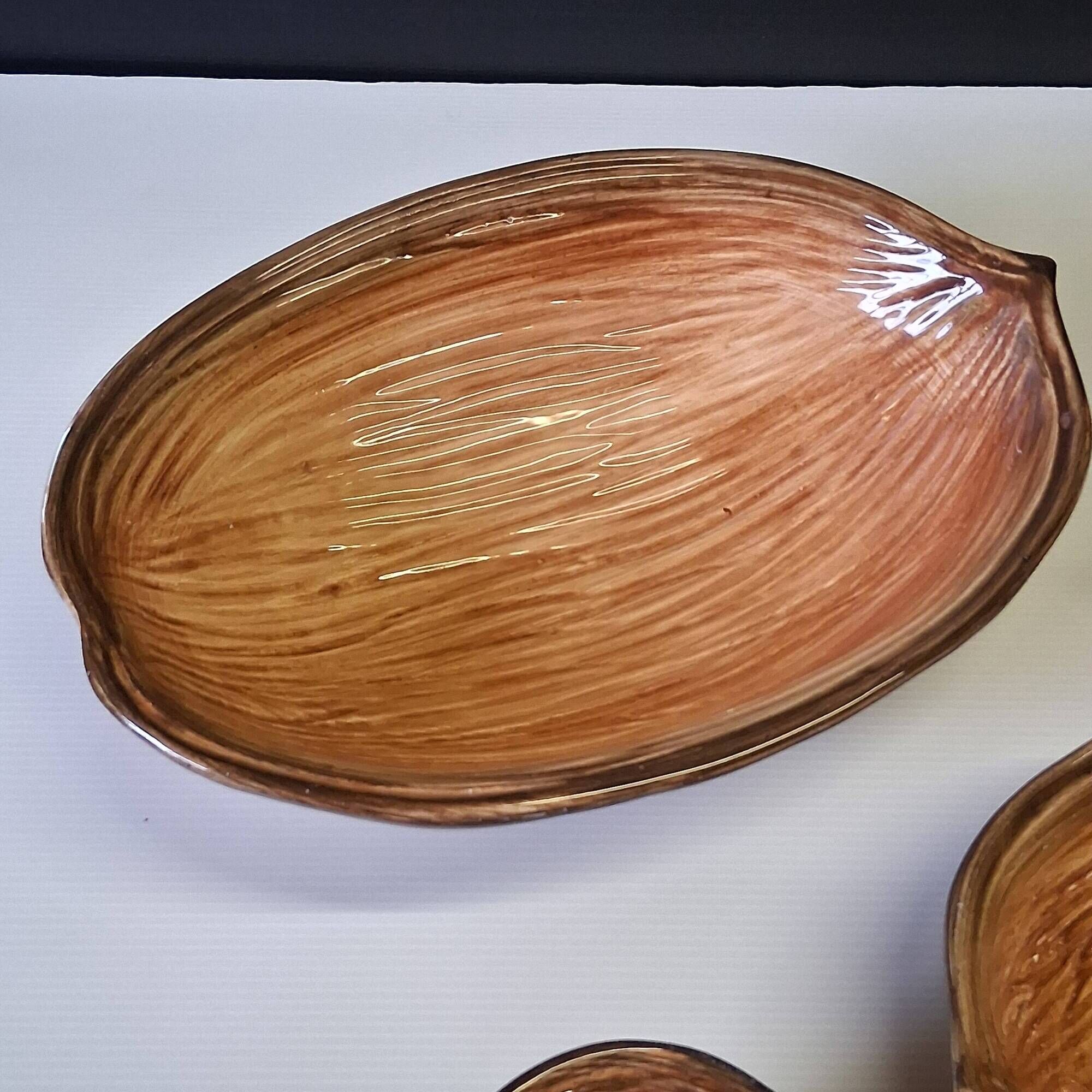 Very nice fruit service in the shape of walnut shells in very good condition.