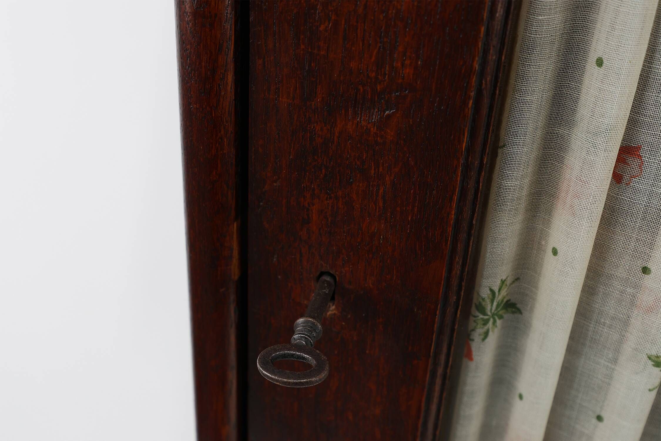 Armoire haute Art Déco française avec porte vitrée et compartiment caché, vers 1910