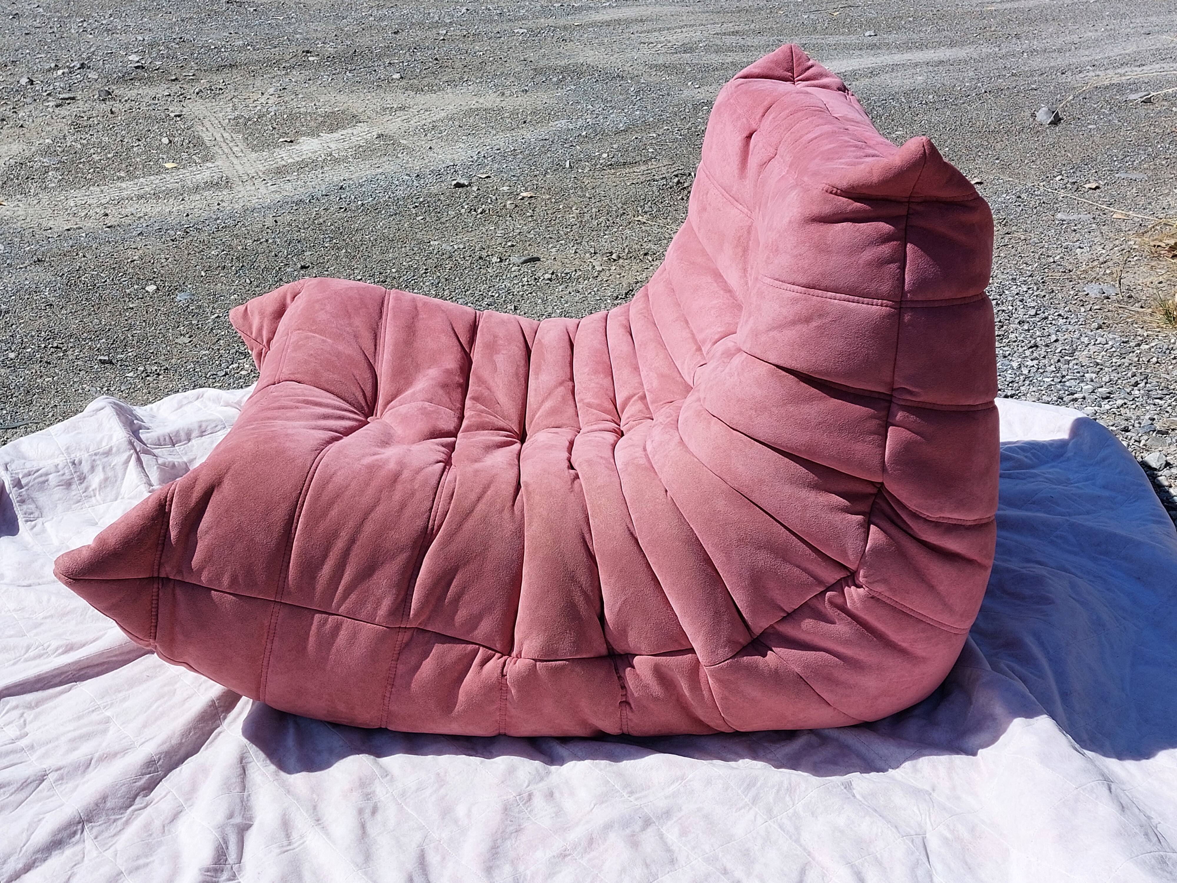Chauffeuse Togo en velours vieux rose - Ligne Roset