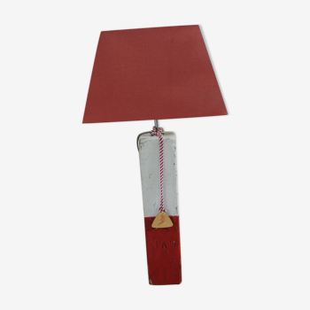Lampe en bois patiné rouge et blanc