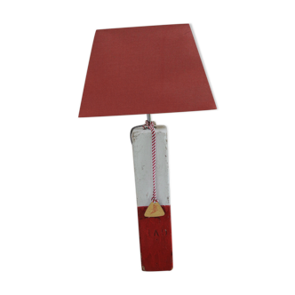Lampe en bois patiné rouge et blanc