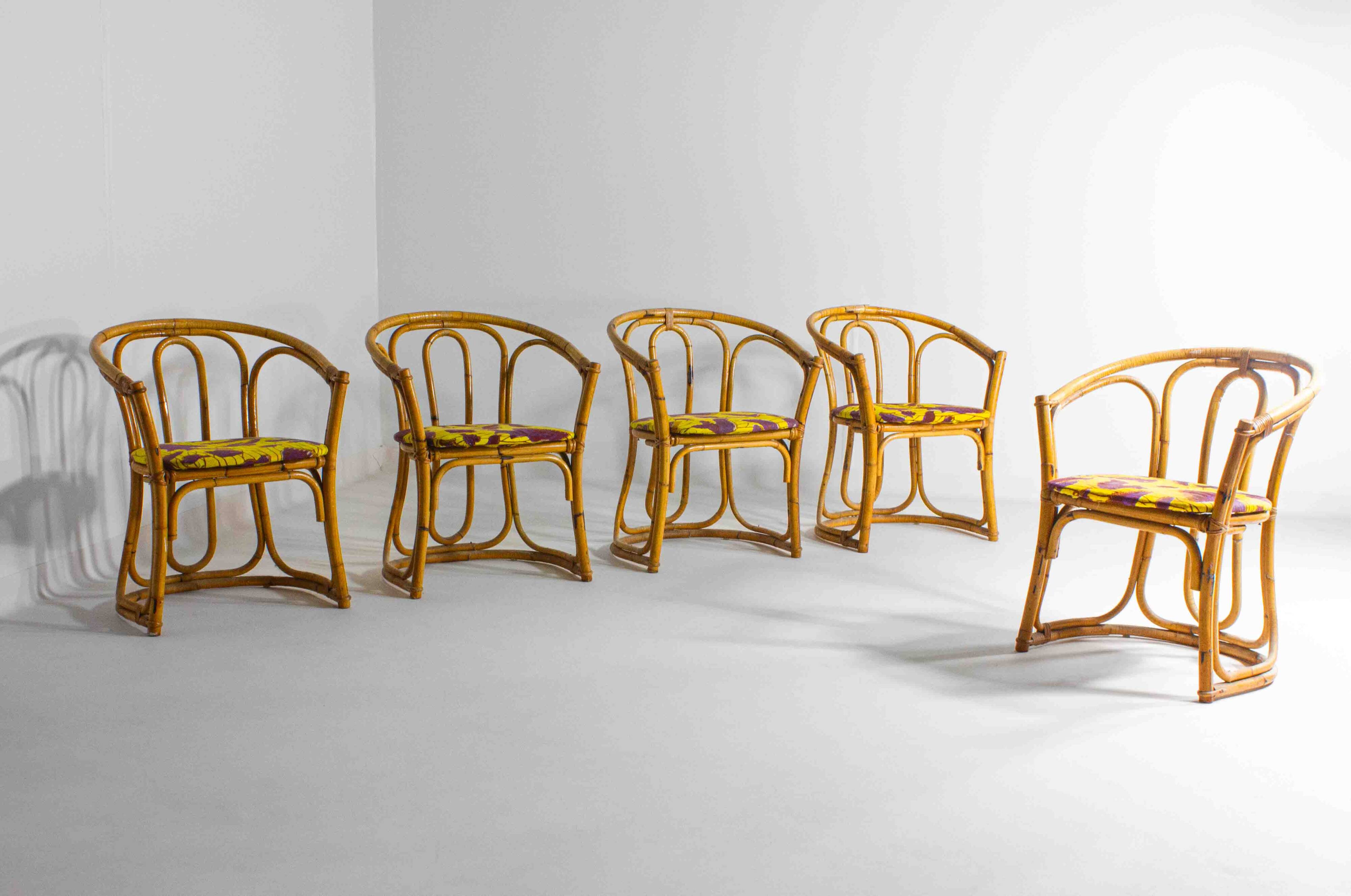 Ensemble funky de cinq chaises en bambou des années 60