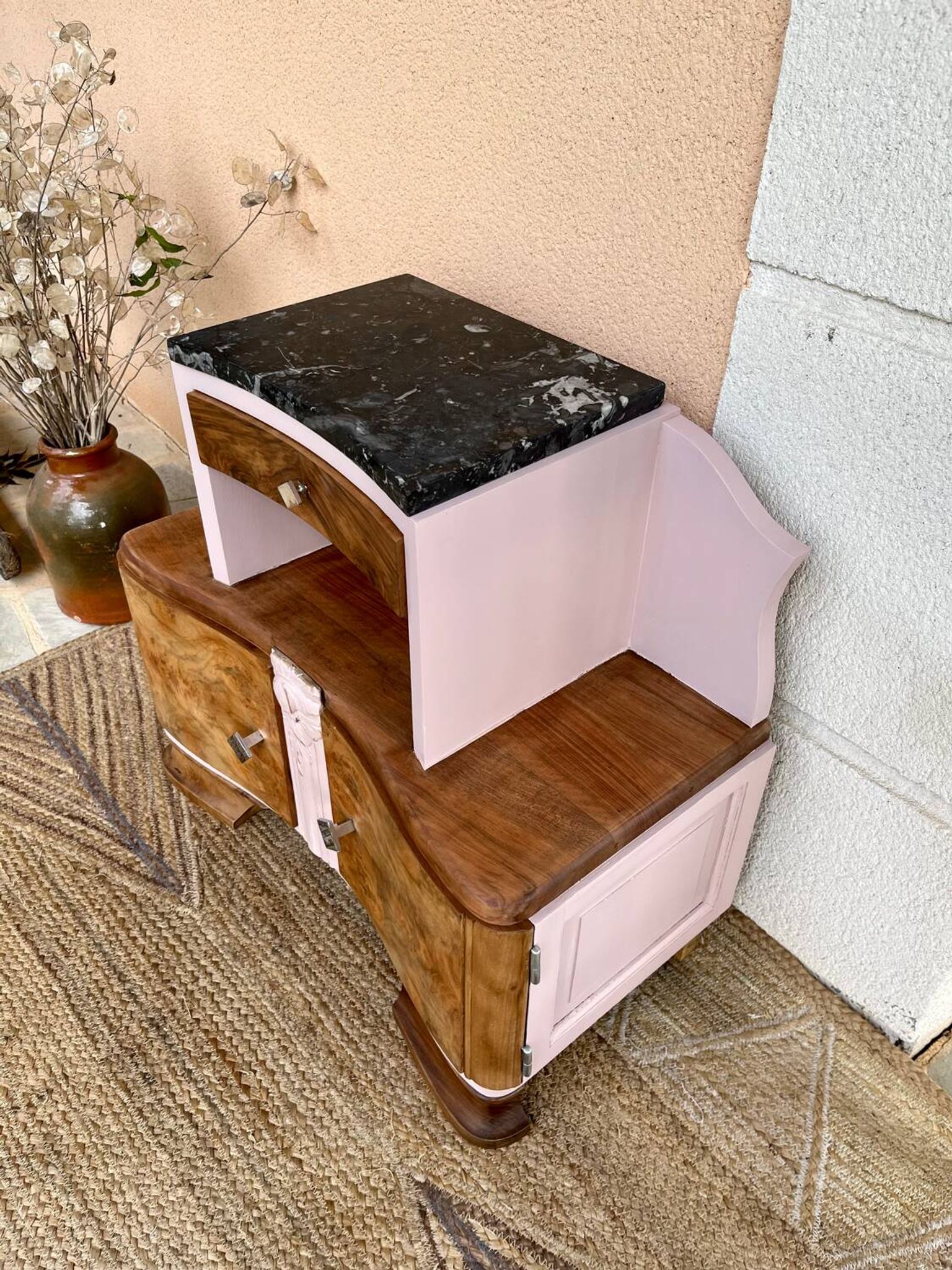 Chevet style Art Déco en bois peint en rose poudré