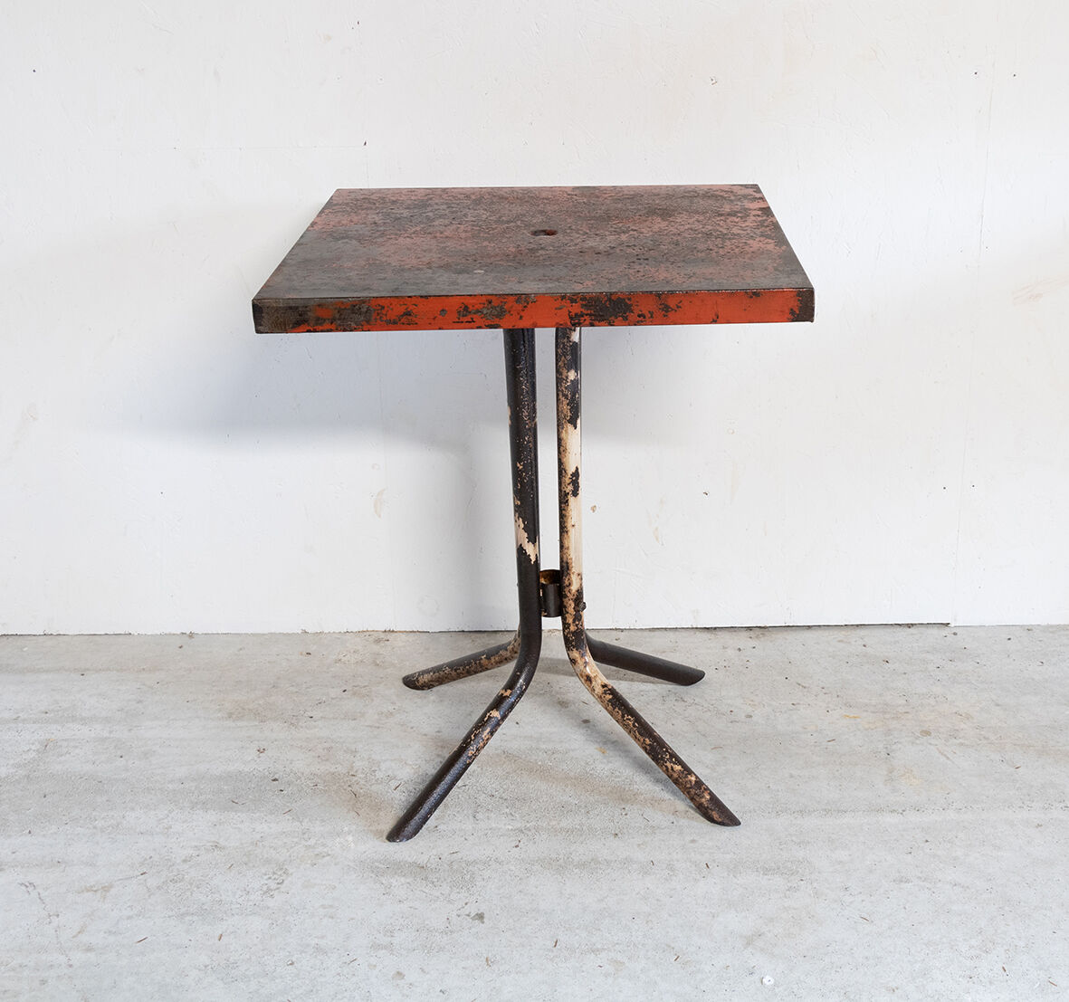 Metal bistro table Tolix circa 1950