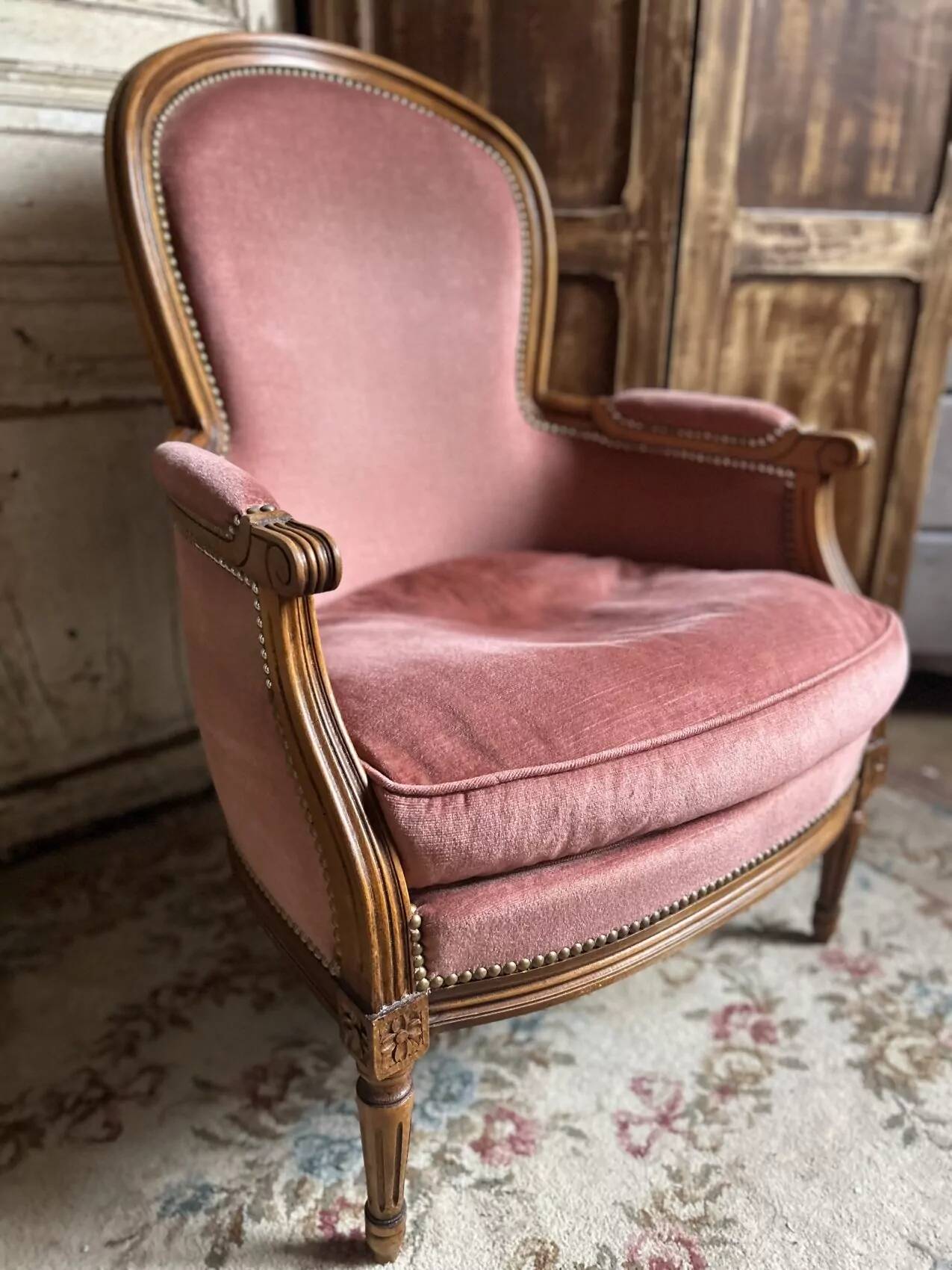 Petit fauteuil Louis XVI en velours vieux rose, assise déhoussable – Chic et confortable