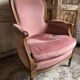 Petit fauteuil Louis XVI en velours vieux rose, assise déhoussable – Chic et confortable