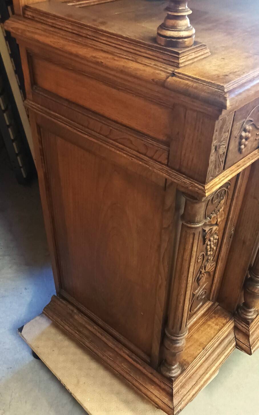 Art Nouveau buffet in carved oak with grapevine cluster decoration.