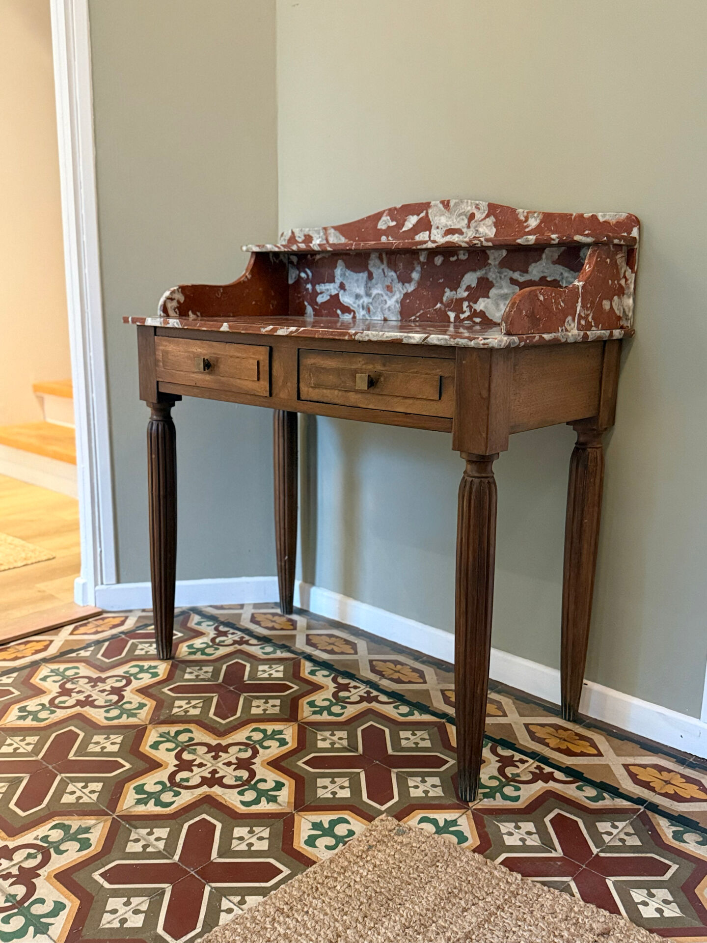 Art Deco console in walnut and marble.
