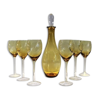 Service amber wine glasses and carafe