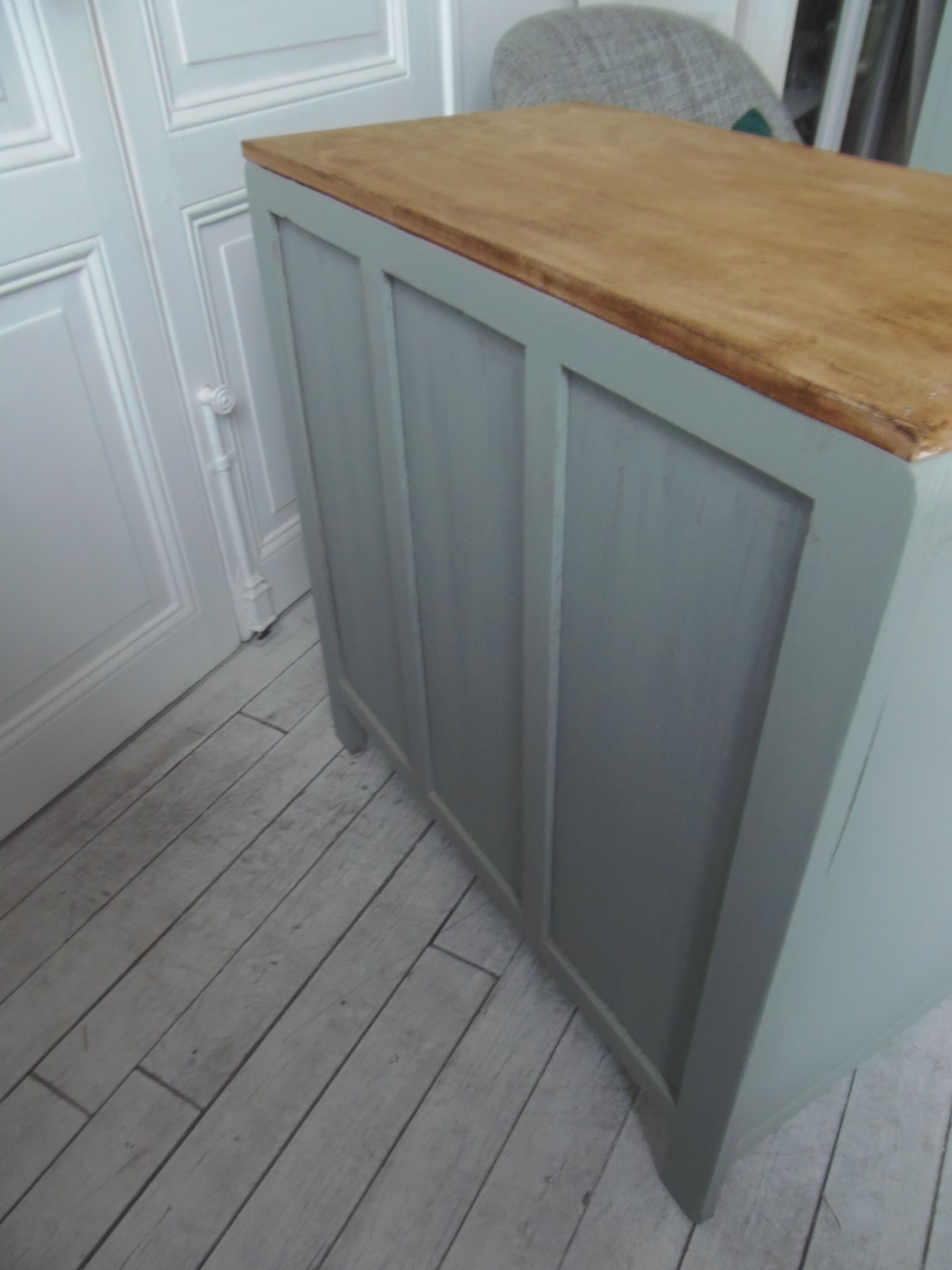 Compass feet vintage gray green, 3 drawers, wooden tray.