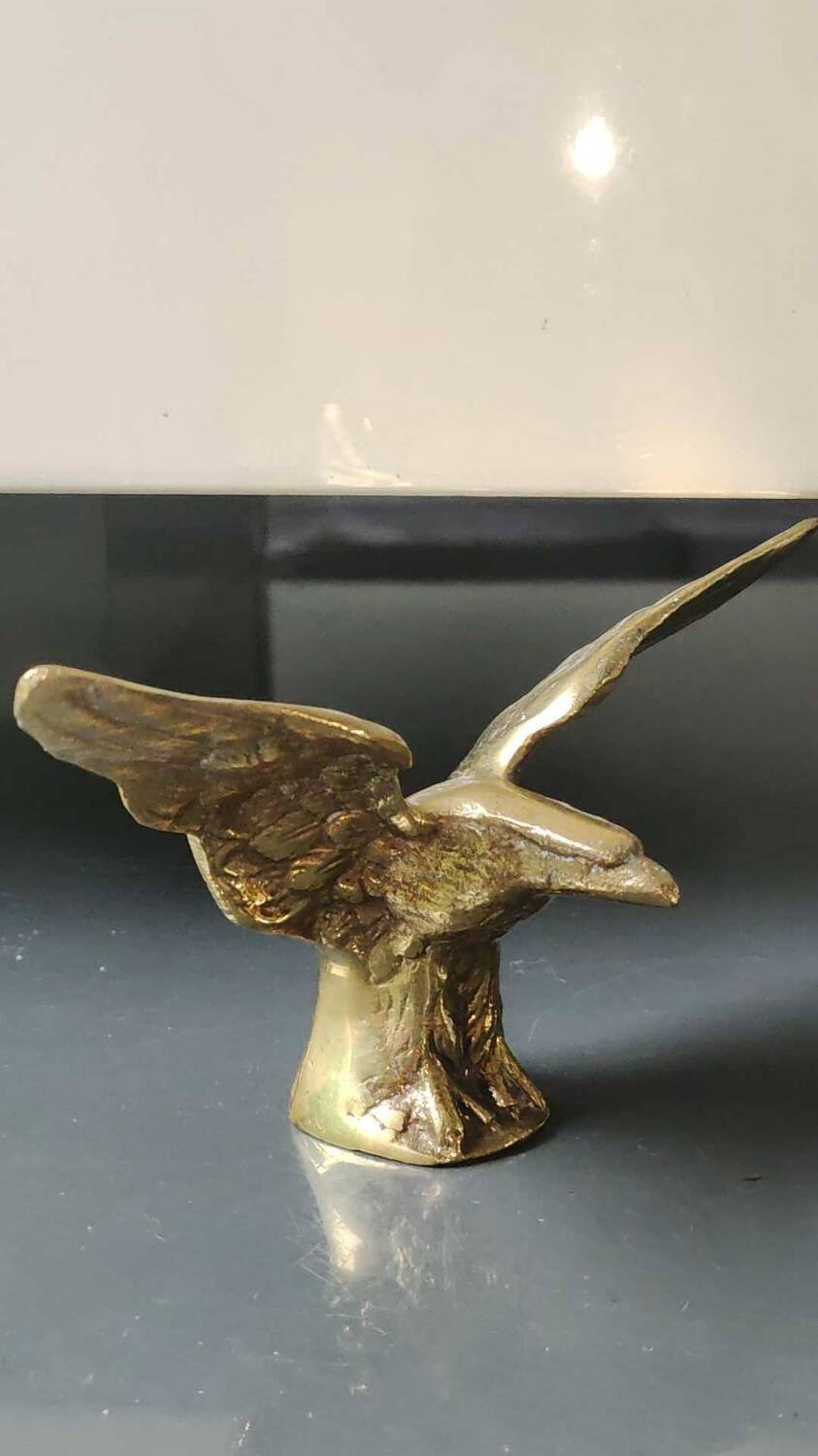 Eagle figurine sculpture with outstretched wings, in solid brass. Size 8 x 15 cm