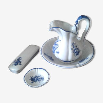 4-piece toilet set in blue and white ceramic.