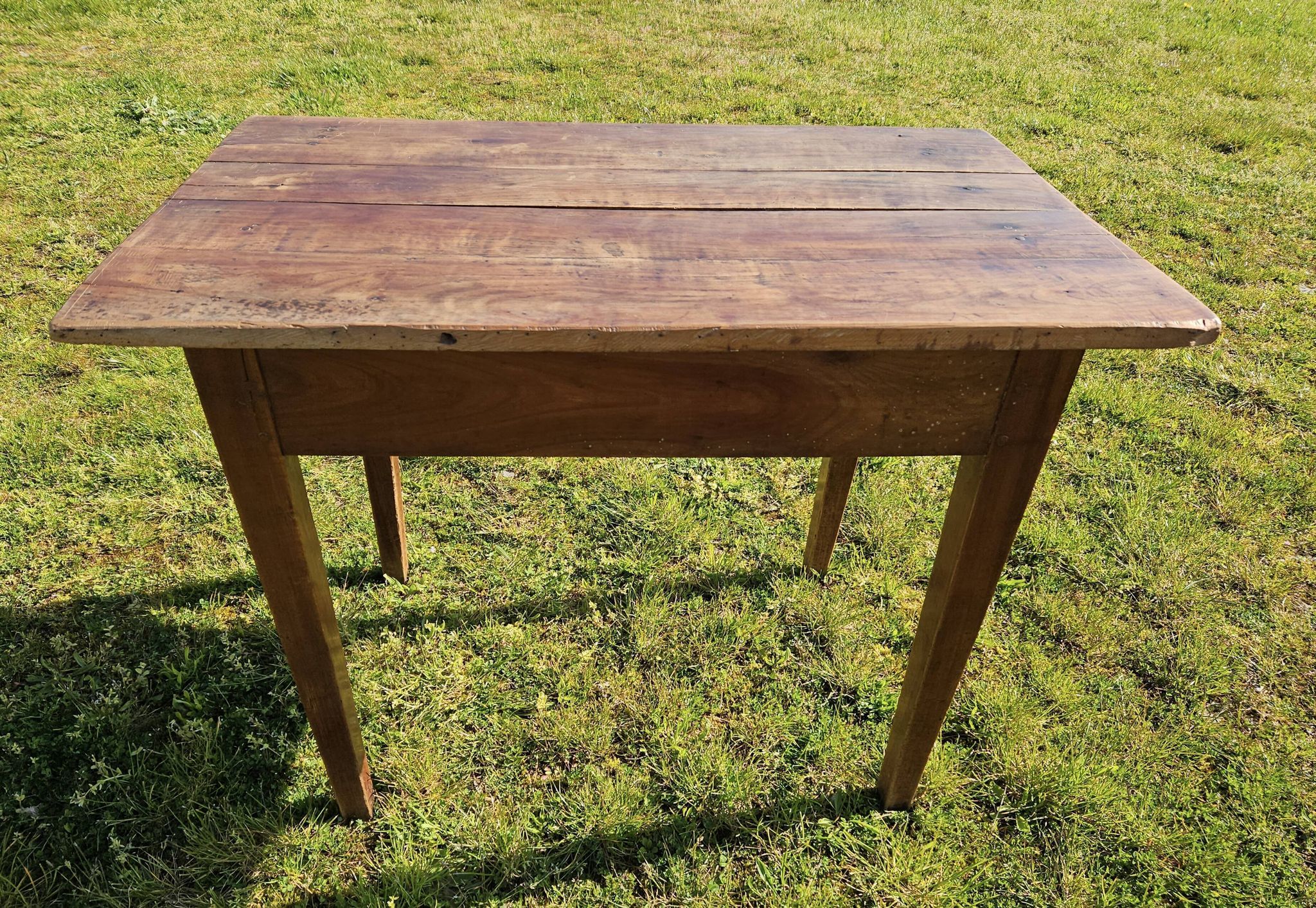 Table en bois avec un tiroir