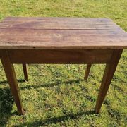 Table en bois avec un tiroir